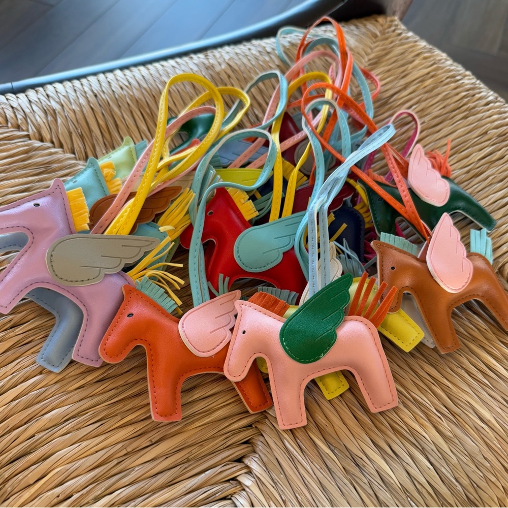 Horse bag charm High quality✨👛
3 for $30✨🐴😊

White,Burgundy ->sold out